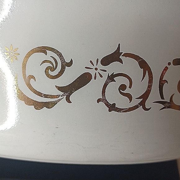 Pyrex Empire Goldtone Scroll Vines 1.5 QT Casserole Dish w/ Lid # 043 - Picture 10 of 14